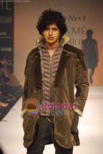 Model walks the ramp for Fazal Akansha Show at Lakme Winter fashion week day 1 on 17th Sept 2010 (5).JPG
